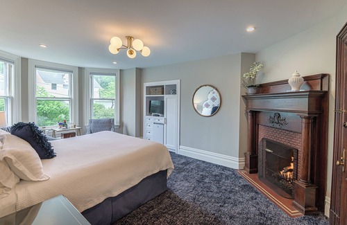Ridgefield Hotel | The West Lane Inn - Deluxe Fireplace King