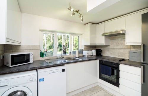 Upper Dicker House | The White Cottage with Tennis Court, Hot Tub, BBQ