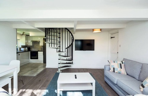 Upper Dicker House | The White Cottage with Tennis Court, Hot Tub, BBQ