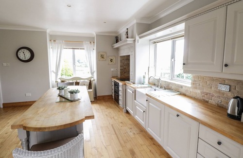 Drumshanbo Cottage | THE WHITE HOUSE, family friendly in Drumshanbo, County Leitrim