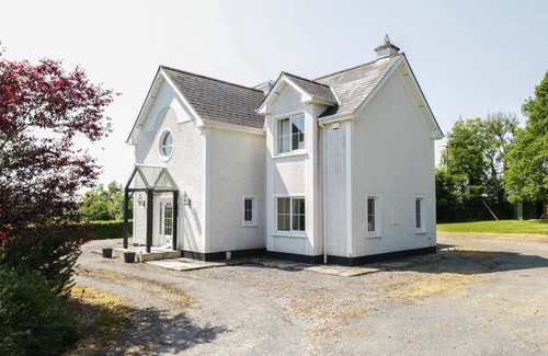 Drumshanbo Cottage | THE WHITE HOUSE, family friendly in Drumshanbo, County Leitrim