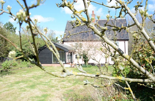 Homersfield Cottage | THE WHITE HOUSE WITH STUDIO, pet friendly, with open fire in Wortwell