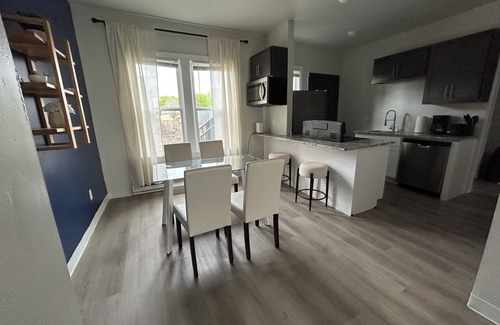 New Center Detroit Apartment | The White Lotus - Premium King Bed | 400mbs Wifi | 7-minDT | Work Station