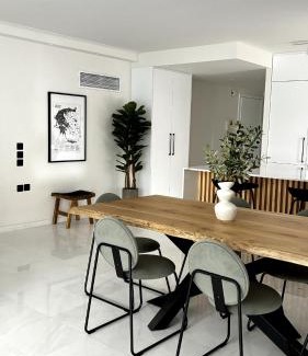 Palaio Faliro Apartment | The White Marble - Spacious, 4BR, 2BA by BnC