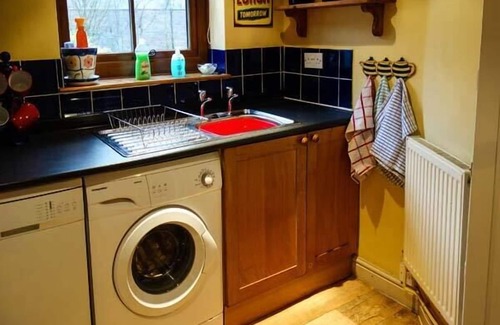 Pontesbury Cottage | THE WILDERNESS, pet friendly, with hot tub in Stiperstones