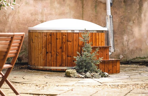 Pontesbury Cottage | THE WILDERNESS, pet friendly, with hot tub in Stiperstones