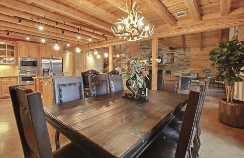 Willis House | The Wildflower Ranch Log Cabin - HOT TUB - Generator