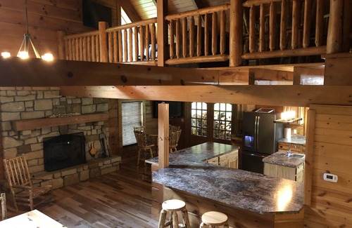 Wheeling House | The Willow Cabin - Luxury Cabin on the Creek close to attractions