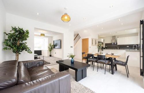 Wilmslow House | The Wilmslow House Free Parking - Close to Airport