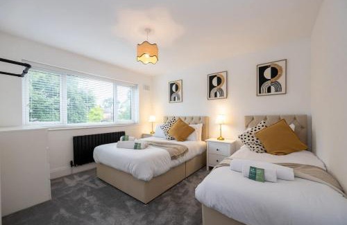 Wilmslow House | The Wilmslow House Free Parking - Close to Airport