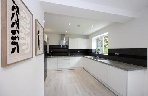 Wilmslow House | The Wilmslow House Free Parking - Close to Airport
