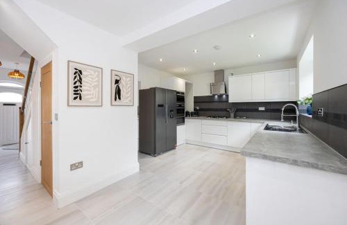 Wilmslow House | The Wilmslow House Free Parking - Close to Airport