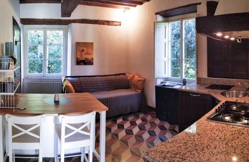 Lucca Apartment | The window on the park