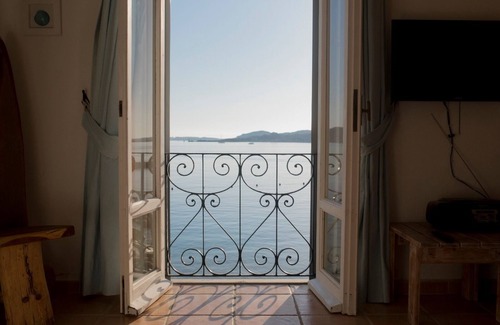 Palau Apartment | The windows overlooking the sea