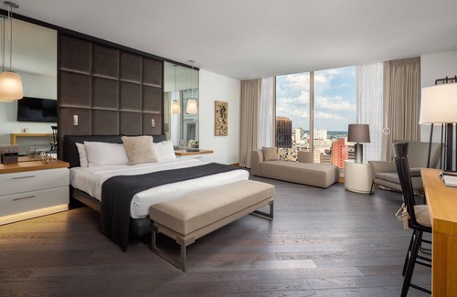 Logan Square Hotel | The Windsor Suites