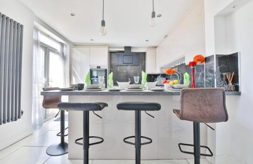 Brislington House | The Wishing Well- Lovely Spacious Home In BS4 Sleeps 8