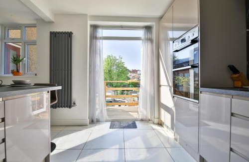 Brislington House | The Wishing Well- Lovely Spacious Home In BS4 Sleeps 8