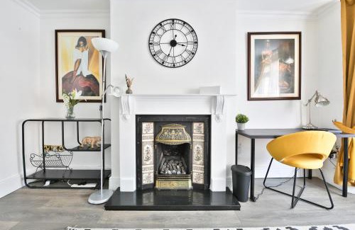 Brislington House | The Wishing Well- Lovely Spacious Home In BS4 Sleeps 8