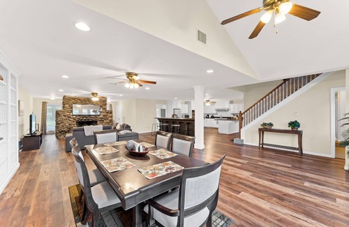 Magnolia House | 🌿 The Woodlands TX Retreat Sleeps 24 Pool Jacuzzi Lake