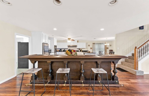 Magnolia House | 🌿 The Woodlands TX Retreat Sleeps 24 Pool Jacuzzi Lake