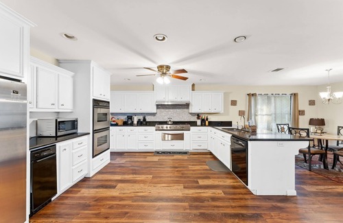 Magnolia House | 🌿 The Woodlands TX Retreat Sleeps 24 Pool Jacuzzi Lake