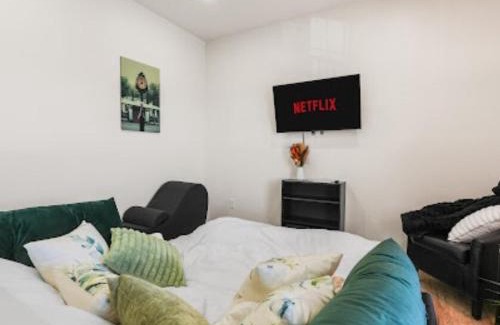 Bonanza Apartment | The WorkNest Stylish Stay w Desk & Fast Wi-Fi