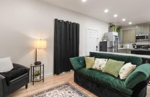 Bonanza Apartment | The WorkNest Stylish Stay w Desk & Fast Wi-Fi