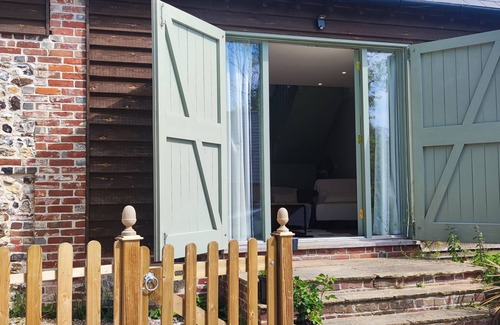 Etchinghill House | The Workshop - sleeps 2+1 guests in 1 bedroom. Set in a stunning AONB in Kent