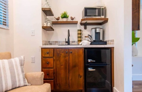 Elm Mott RV Rental | The Wren Treehouse (15 MIN to Magnolia & Baylor)