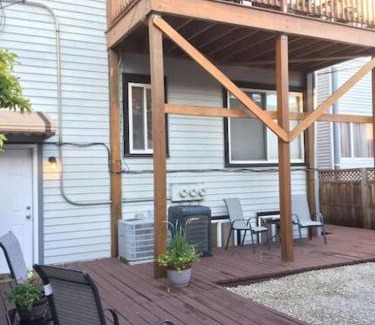 Wrigleyville Apartment | The Wrigleyville Garden 200 Steps to Wrigley-2BR