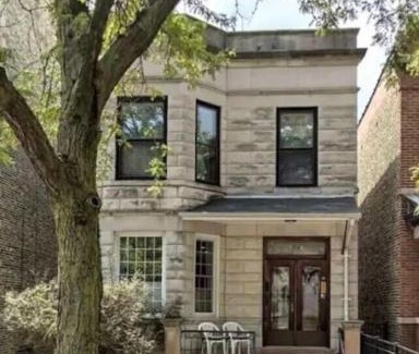 Wrigleyville Apartment | The Wrigleyville Garden 200 Steps to Wrigley-2BR