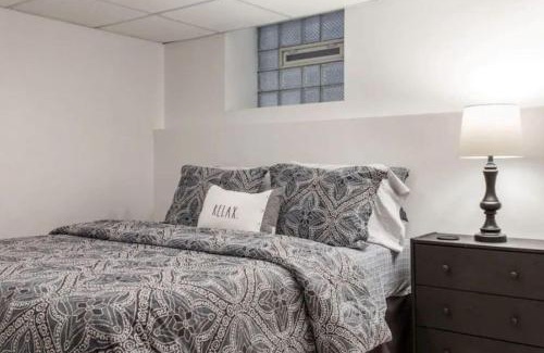 Wrigleyville Apartment | The Wrigleyville Garden 200 Steps to Wrigley-2BR