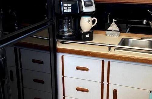 Antioch Boat Rental | The Yacht @ The Cottages on Petite Lake