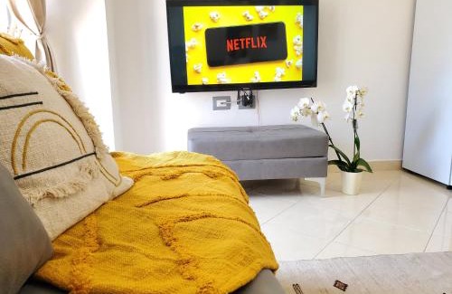 Shkembi i Kavajes Apartment | The Yellow Apartment in Durres