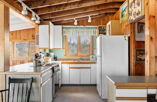Mid-Coast and Islands Cottage | The Yellow Cottage is a 2-bedroom little getaway located right on Cedar Beach.