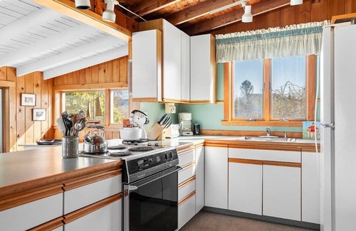 Mid-Coast and Islands Cottage | The Yellow Cottage is a 2-bedroom little getaway located right on Cedar Beach.