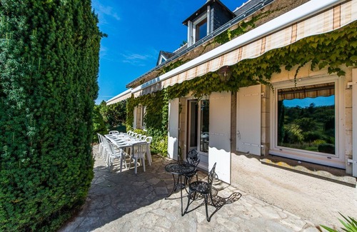 Saint-Epain House | The Yellow House - large gite with swimming pool - table soccer