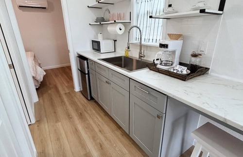 Dublin Cottage | Thelma - Fully Furnished 4 Person Cottage for short or mid-term stays