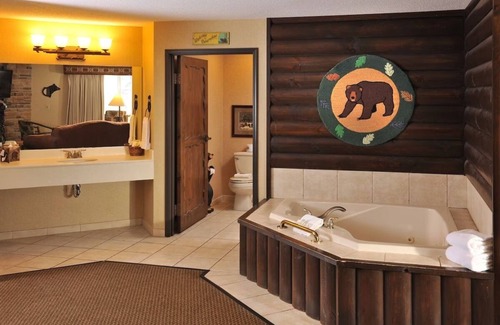 Onalaska Hotel | Theme Suite w/Whirlpool, Living Room, Dry Bar, Stoney Creek Onalaska