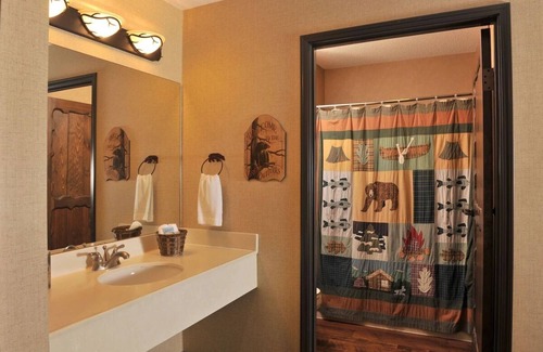 Onalaska Hotel | Theme Suite w/Whirlpool, Living Room, Dry Bar, Stoney Creek Onalaska