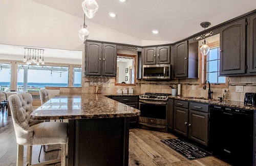 Yankton House | ThePinecone - luxury vacation rental awesome deck with view & amenities for 2-18