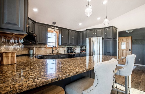 Yankton House | ThePinecone - luxury vacation rental awesome deck with view & amenities for 2-18