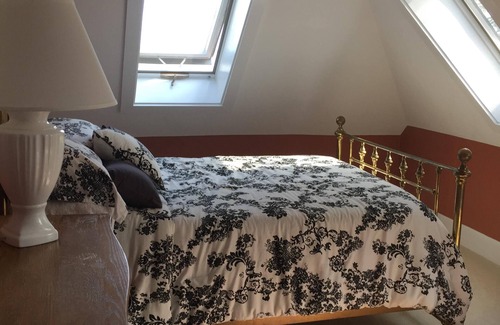 Hull Bed & Breakfast | Third Floor Suite in waterfront Victorian on peninsula surrounded by ocean