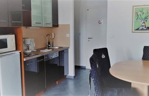 Bramfeld Apartment | This 1-room apartment is located in our apartment house Haldesdorfer Straße and has a double bed, a functional kitchenette including accessories, a dining area and a comfortable sitting area.
