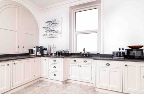 West Cliff Apartment | This apartment is a 3 bedroom(s), 2 bathrooms, located in North Yorkshire, England.