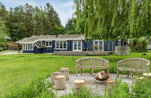 Frederikssund Municipality House | This atmospherically furnished holiday home is located in an idyllic area close to the marina.