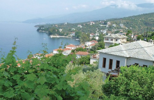 Afissos House | This beautiful villa on two floors offers two bedrooms and a large living room.