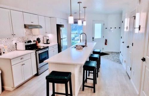Saugatuck House | This Charming 2 bed condo is next to downtown Saugatuck and includes a pool!