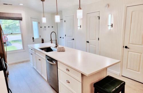 Saugatuck House | This Charming 2 bed condo is next to downtown Saugatuck and includes a pool!