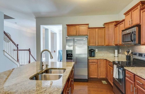 West Meade Condo | This condominium is a 2 bedroom(s), 2.5 bathrooms, located in Nashville, TN.